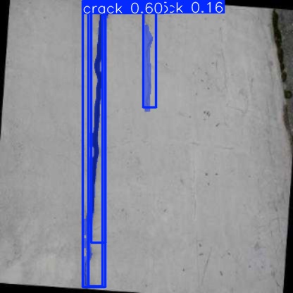 Automatisch markierte Risse auf einer Betonoberfläche